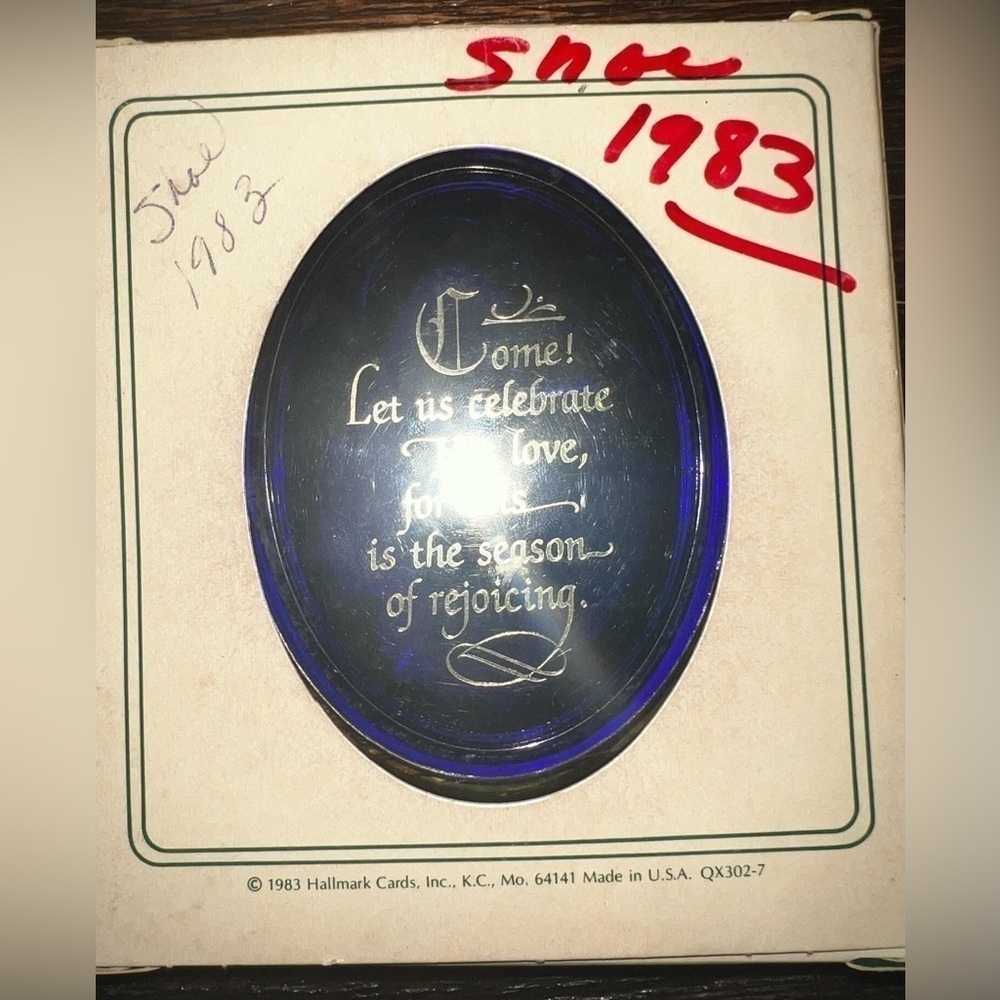 Hallmark Vintage Ornament - Mother and Child from 1983. Original box included. - Picture 6 of 6